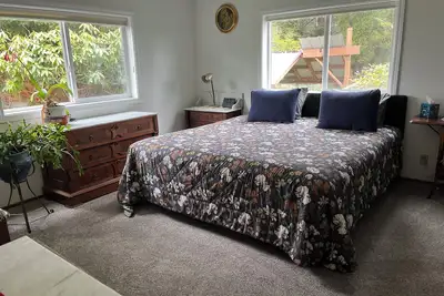 Image de Spacious river facing 4-bedroom house in charming Waldport with WiFi.