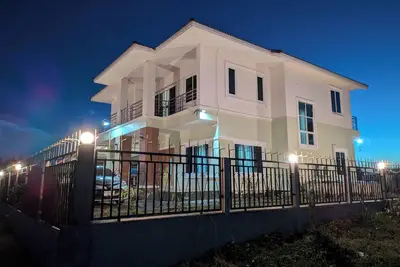 Image de Spacious and private 4-bedroom riverside house with WiFi, Ac