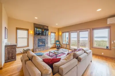 Image de Waterfront Home w/ Beach access!