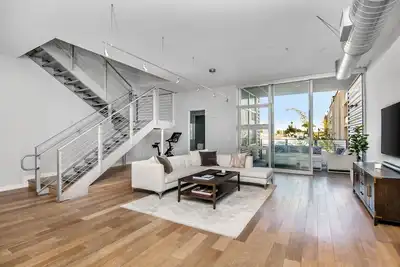 Image de 2 Story penthouse unit w/ home office and 2160 sq ft in heart of Marina Del Rey