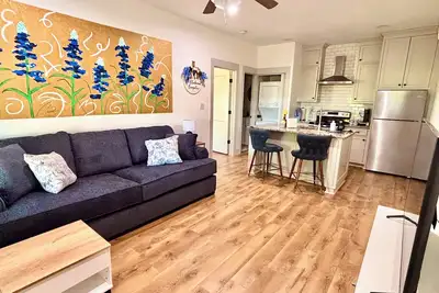 Image de Charming Bluebonnet Bungalow: 1br Guest House w/ Kitchen, WiFi + Ac - Waco, Tx