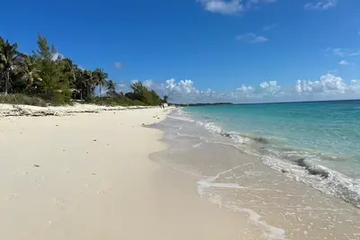 Image de Escape to the Sunshine of the Bahamas and unwind at this cozy 2-bedroom condo