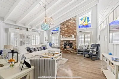 Image de \nRare beach find-Steps from Sand, 2 car gar, 3/2+loft, Ocean Views, Hot Tub, Ac