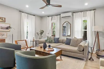 Image de Fire Pit, Hot Tub, Sonos, & Spacious! Walk to Main Street, restaurants & brewery