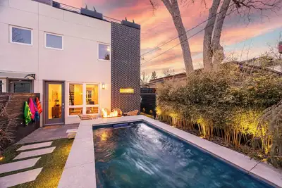 Image de Luxury Oasis: Heated Pool, Rooftop Spa, Fire Pits