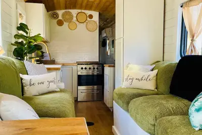 Image de Tiny Home School Bus with 1 bedroom and WiFi, Ac in charming Titusville