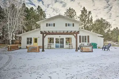 Image de Cozy Farmhouse on 1 acre- Stargaze in the Hot tub