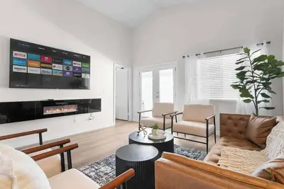 Image de Sleek 5br Vegas Home w/ Pool Table & Luxe Comfort