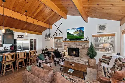 Image de 4 Bedroom 2 Bath Alpine Cabin w/ Central Ac! Hot Tub! Pet Friendly🐾! Shuffleboard Table! Firepit w/Seating + Outdoor Dining Table!