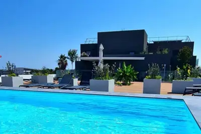 Image de Appartement Cosy / Piscine En Rooftop / Parking Privatif Ă 7 mn de la mer pied