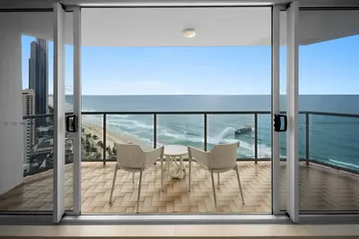 Image de Stunning Skyline Luxury 2-Bedroom 2-Bathroom at Peninsula Beachfront.