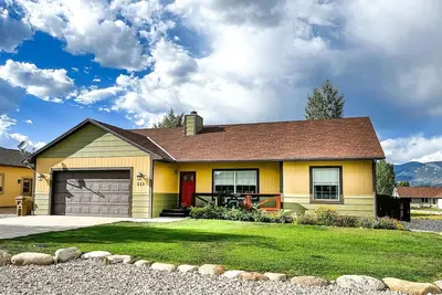 Image de Cozy 3br/2ba Retreat | Close to Town | Landscaped Yard + Grill