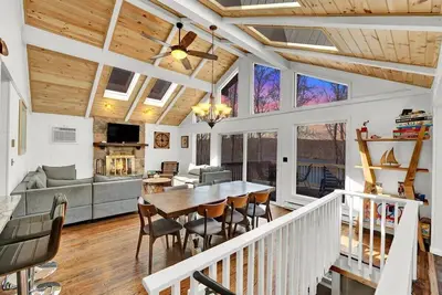 Image de Lakefront Chalet | HotTub | Sauna | FirePit | Dock