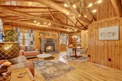 Image de Modern & Rustic Pocono Cabin | Fireplace | Firepit