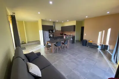 Image de Charmant appartement lumineux avec grand salon et 2 chambres – Confort garanti