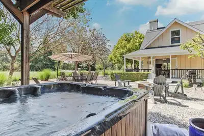 Image de Charming 4br Wine Country Getaway w/ Spa & Firepit