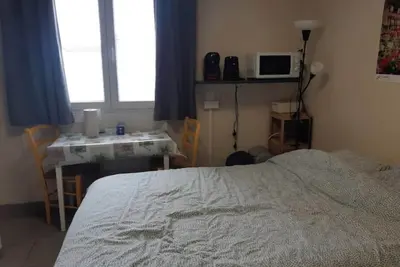Image de petit studio calme avec parking