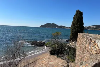 Image de Les murs du vieux château, maison sur la plage à Agay