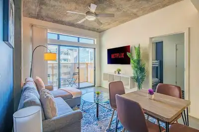 Image de Stylish Dt Phx Apt | Balcony, Pool, Gym, Parking, W/D