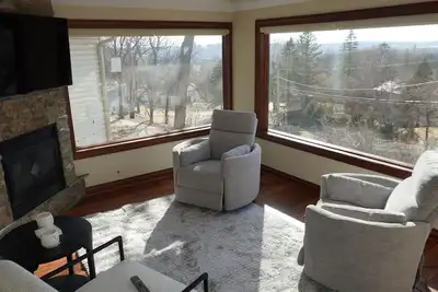 Image de Quiet 3 Bdr Home-  private sauna & skyline view- close to downtown & Mayo Clinic