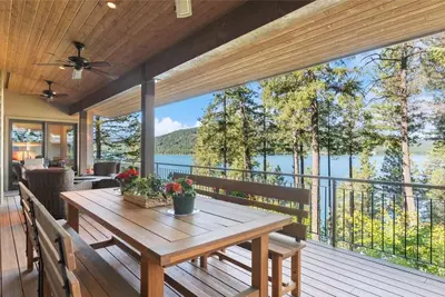 Image de Spacious Lakefront home in charming Whitefish with fitness room, sauna, hot tub.