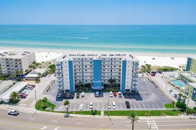 Image de Charming top floor, oceanfront 2-bedroom Condo in Marvelous Madeira Beach! Pool!