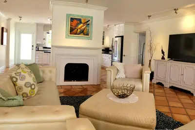 Image de Charming waterfront house with 3-bedrooms, 3-full bathrooms and pool