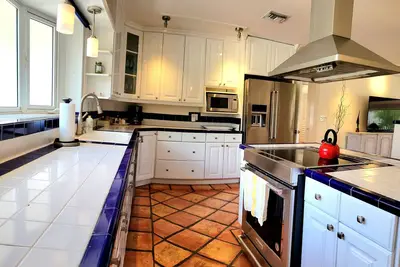 Image de Cozy, elegant and comfortable waterfront house with direct ocean access