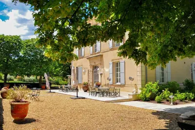 Image de Mas Des Cerises - Huit Chambres Villa, Couchages 15