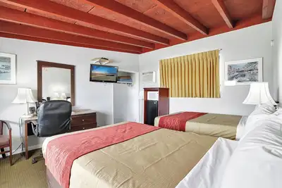 Image de Standard Room with 2 double beds, 1 minute walk across the street to the Beach