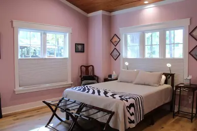 Image de Peaceful Studio Style Home with Accessible Features, Wood Burning Fireplace