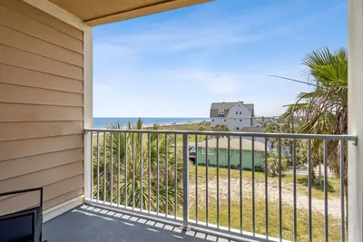Image de 302 Terraces ~ 1br, 1ba 3rd Floor Ocean View Condo ~ Steps from the Beach!