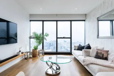 Image de The Pearl Retreat - Elegant 2br Apartment w Parking