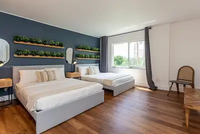 Image de Spacious Chic Sunny Isles Retreat – Walk to Beach, Shops & Dining No Hidden Fees