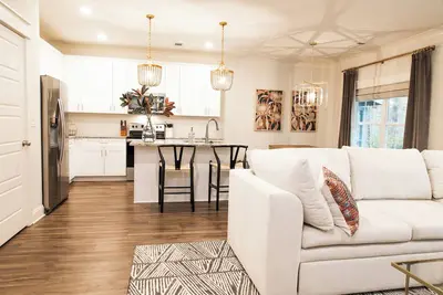 Image de Stylish 3-bedroom, 3. 5 bathroom townhome in Auburn!