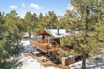 Image de Pikes Peak Panorama - 2 acres- Fire Pit - Hot Tub - Starlink