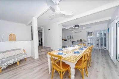 Image de 4br Coastal Retreat with Pool – Sleeps 10 – Family Friendly