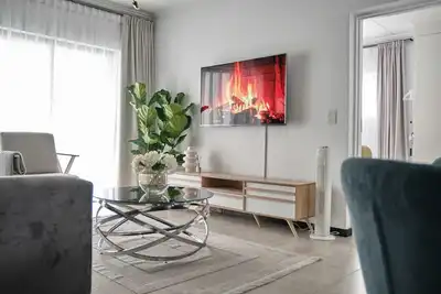 Image de Stylish 2-Bedroom Apartment with Gym, Pool, Wi-Fi in Prime Lonehill Location.