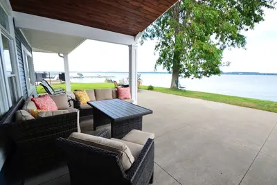 Single Level Lakefront Paradise. Pool, Hot Tub, Kayaks and More. Sleeps 10 Adults