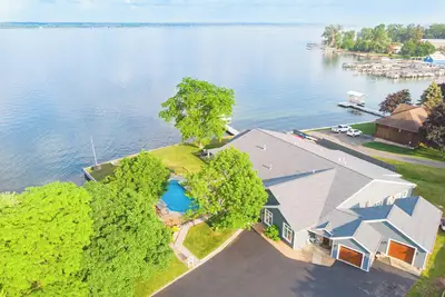 Three Bedroom South Condo at our Lakefront Paradise. Pool, Hot Tub, Kayaks and more. (Sleeps 6 Adults)
