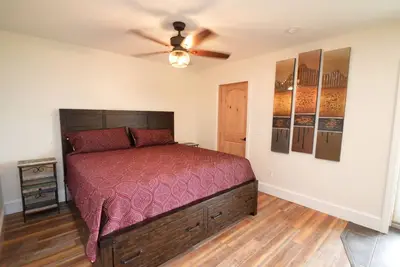 Image de One Bedroom Lake View Suite at our Lakefront Paradise. Pool, Hot Tub, Kayaks and more. Sleeps 2 Adults