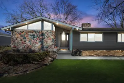 Image de Beautiful Mid-Century 5-bedroom ranch with Ac, WiFi in pleasant Clinton Township