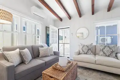 Image de Beach Bungalow on the Peninsula -  Steps From Sand in Long Beach with Beach Gear