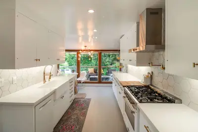 Image de Spacious 4-bedroom Mid Century Modern Marvel in the Hills