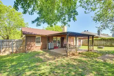 Image de 2 Mi to Ou: Family-Friendly Retreat w/ Patio!