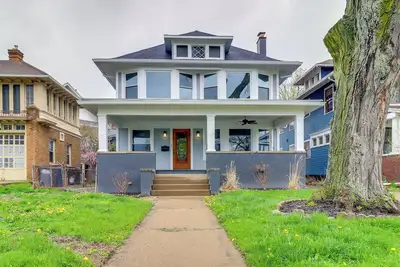 Image de 4 Mi to Downtown Toledo: Walkable Riverside Apt