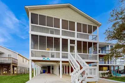 Image de Stunning coastal home with yard games and close to beach access