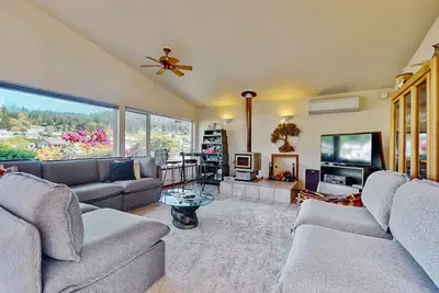 Image de Peaceful Island Retreat with Community Dock on Whidbey Island