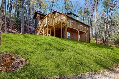Image de Modern farm style, dog friendly cabin with game room and screened in deck
