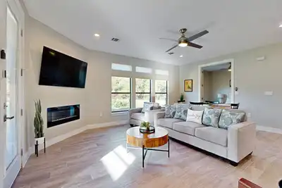 Image de Stunning lake house with spacious bedrooms - minutes to local attractions